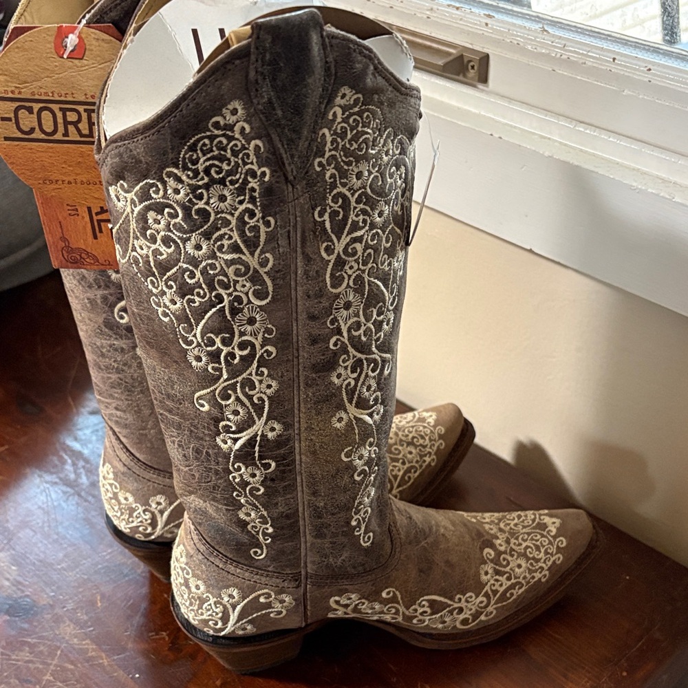 Corral Brown and Cream Embroidered Boots - Picture 4 of 6